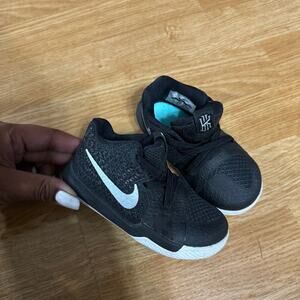 Nike Kyrie 3 Basketball shoes
